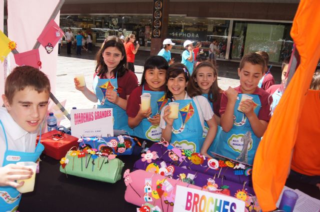 LOS ALUMNOS DEL COLEGIO "REINA SOFÍA" Y EL IES "PRADO MAYOR" PROMOCIONAN LOS PRODUCTOS DE SUS JÓVENES EMPRESAS EN EL MINIMARKET ORGANIZADO EN MURCIA