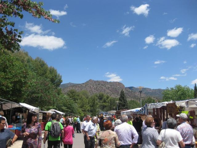 Decenas de visitantes asisten al Mercadillo Artesano de La Santa que se celebra el ltimo domingo de cada mes junto al atrio del santuario