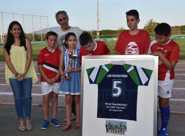 Deportes y el Club de Fútbol de Empresas rindieron un merecido homenaje a Enrique Ambit Palacios, con un partido entre "Los Pachuchos" y una selección de la Liga de Fútbol 