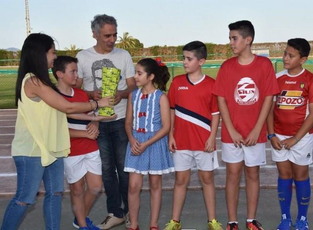 Deportes y el Club de Ftbol de Empresas rindieron un merecido homenaje a Enrique Ambit Palacios, con un partido entre Los Pachuchos y una seleccin de la Liga de Ftbol 