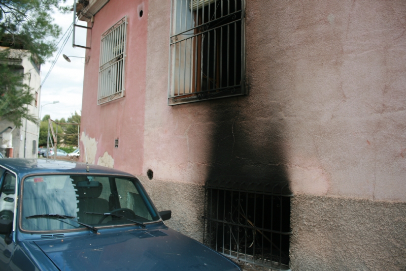 La Policía Local rescata a un hombre de un incendio tras arrancar la reja de una vivienda deshabitada del Paseo de Las Ollerías, que había ocupado ilegalmente 