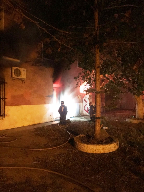 La Polica Local rescata a un hombre de un incendio tras arrancar la reja de una vivienda deshabitada del Paseo de Las Olleras, que haba ocupado ilegalmente 