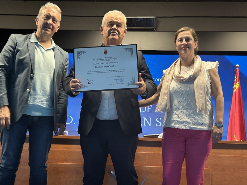 El IES Juan de la Cierva y Codorníu otorga la distinción de Bachiller de Honor 2025 al alcalde de Totana, Juan Pagán Sánchez 