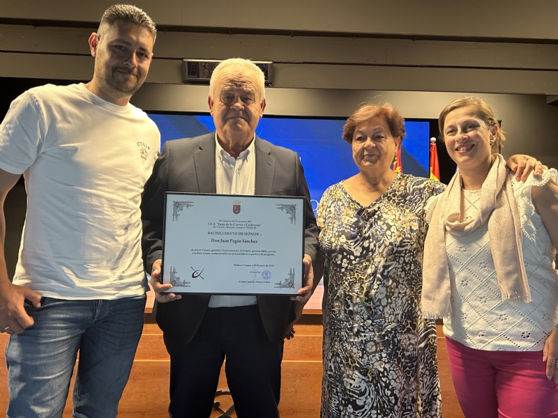 El IES Juan de la Cierva y Codorníu otorga la distinción de Bachiller de Honor 2025 al alcalde de Totana, Juan Pagán Sánchez 