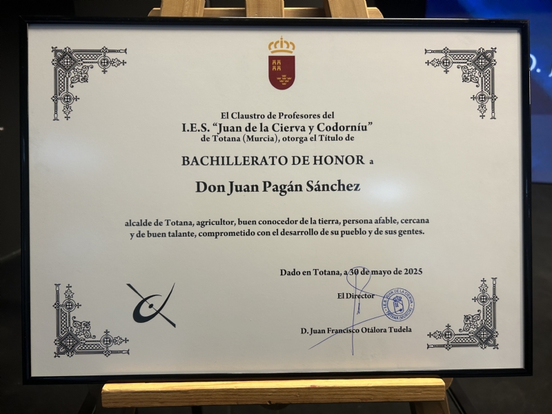 El IES Juan de la Cierva y Codorníu otorga la distinción de Bachiller de Honor 2025 al alcalde de Totana, Juan Pagán Sánchez 