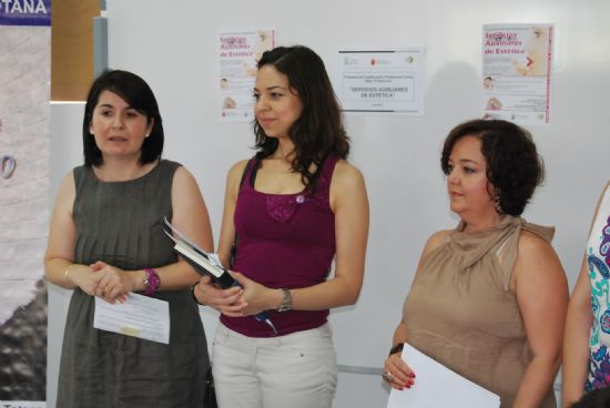 ONCE JÓVENES FINALIZAN EL PROGRAMA DE CUALIFICACIÓN PROFESIONALES EN SERVICIOS AUXILIARES DE ESTÉTICA QUE SE HA DESARROLLADO EN LOS ÚLTIMOS NUEVE MESES EN EL CENTRO DE DESARROLLO LOCAL