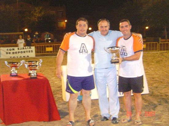 EL EQUIPO TAL CUAL SE PROCLAMA CAMPEN EN EL III TORNEO DE FTBOL PLAYA CIUDAD DE TOTANA