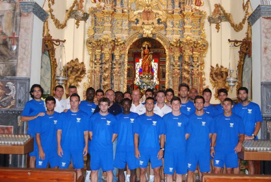 EL CONCEJAL DE DEPORTES ACOMPAÑA AL CUERPO TÉCNICO Y JUGADORES DEL C.D. LEGANÉS DE 2 B EN LA OFRENDA FLORAL QUE REALIZAN A LA PATRONA DE LA LOCALIDAD SANTA EULALIA