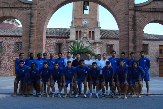 EL CONCEJAL DE DEPORTES ACOMPAÑA AL CUERPO TÉCNICO Y JUGADORES DEL C.D. LEGANÉS DE 2 B EN LA OFRENDA FLORAL QUE REALIZAN A LA PATRONA DE LA LOCALIDAD SANTA EULALIA