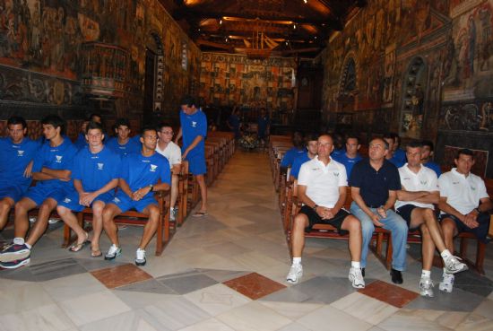 EL CONCEJAL DE DEPORTES ACOMPAÑA AL CUERPO TÉCNICO Y JUGADORES DEL C.D. LEGANÉS DE 2 B EN LA OFRENDA FLORAL QUE REALIZAN A LA PATRONA DE LA LOCALIDAD SANTA EULALIA