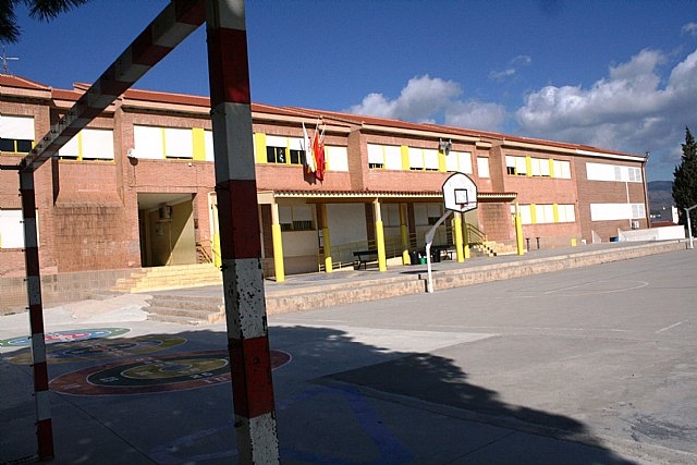 Comunidad Autnoma y Ayuntamiento ejecutarn, dentro del POS para los aos 2018/19, el cubrimiento de la pista deportiva del CEIP San Jos y la rehabilitacin del teatro de La Crcel