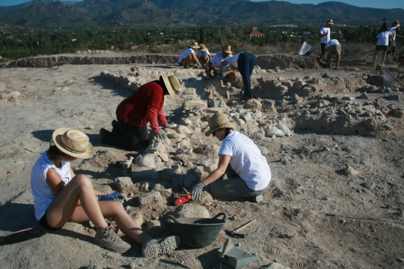 VDEO. Unos 20 voluntarios participan en el V Campo de Trabajo Arqueolgico de Las Cabezuelas, organizado por la Asociacin Kalathos, que se celebra hasta el 3 de agosto