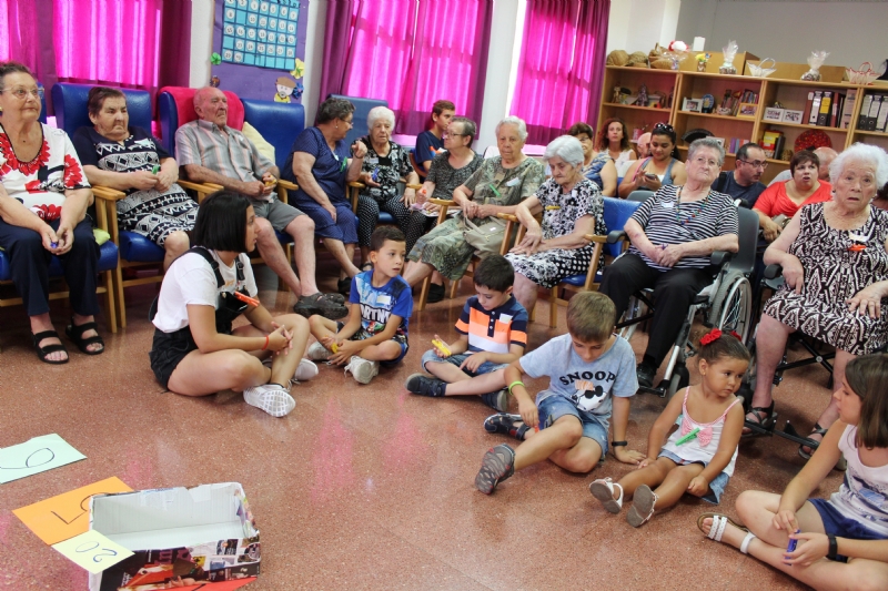 El Centro de Da para Personas Mayores Dependientes celebra el Da del Abuelo con actividades diversas y la presencia de familiares de los usuarios