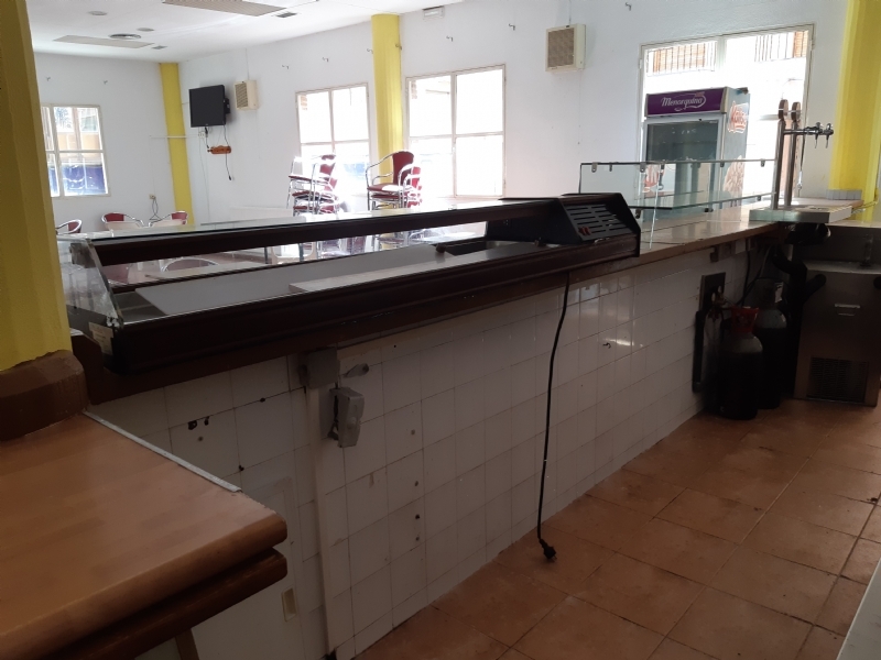 Se recepciona el contrato de explotación de cafetería-bar del Centro Municipal de la Tercera Edad, situado en la plaza de la Balsa Vieja