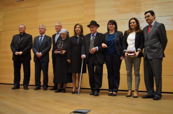 LA ALCALDESA ACOMPAA A EL TO JUAN RITA EN EL ACTO DE ENTREGA DE LOS PREMIOS DEL MAYOR2012 QUE CONCEDE CADA AO LA COMUNIDAD AUTNOMA