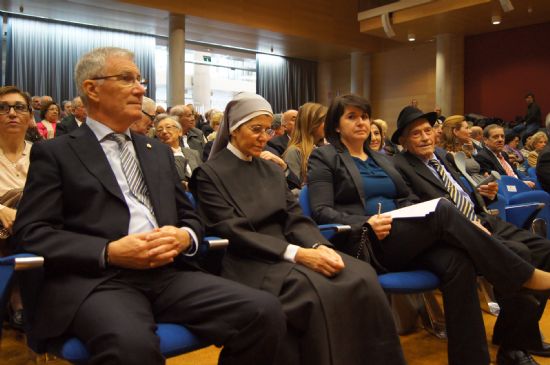 LA ALCALDESA ACOMPAA A EL TO JUAN RITA EN EL ACTO DE ENTREGA DE LOS PREMIOS DEL MAYOR2012 QUE CONCEDE CADA AO LA COMUNIDAD AUTNOMA