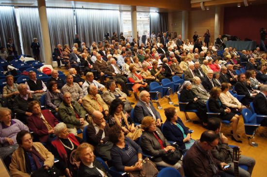 LA ALCALDESA ACOMPAA A EL TO JUAN RITA EN EL ACTO DE ENTREGA DE LOS PREMIOS DEL MAYOR2012 QUE CONCEDE CADA AO LA COMUNIDAD AUTNOMA