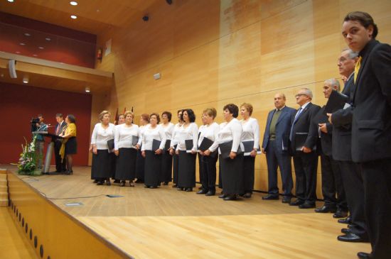 LA ALCALDESA ACOMPAA A EL TO JUAN RITA EN EL ACTO DE ENTREGA DE LOS PREMIOS DEL MAYOR2012 QUE CONCEDE CADA AO LA COMUNIDAD AUTNOMA