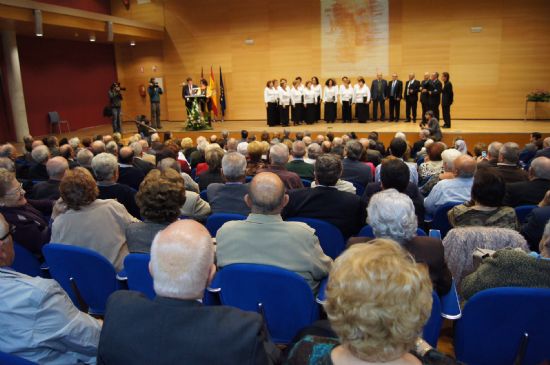 LA ALCALDESA ACOMPAA A EL TO JUAN RITA EN EL ACTO DE ENTREGA DE LOS PREMIOS DEL MAYOR2012 QUE CONCEDE CADA AO LA COMUNIDAD AUTNOMA