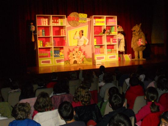 LA COMPAÑÍA "JÁCARA TEATRO" PONE EN ESCENA LA OBRA INFANTIL "VIOLETA Y PANTAGRUEL" EN EL TEATRO DEL CENTRO SOCIOCULTURAL "LA CÁRCEL", OFRECIDA DE FORMA GRATUITA POR LA CONCEJALÍA DE CULTURA POPULAR