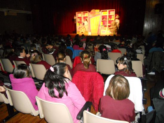 LA COMPAÑÍA "JÁCARA TEATRO" PONE EN ESCENA LA OBRA INFANTIL "VIOLETA Y PANTAGRUEL" EN EL TEATRO DEL CENTRO SOCIOCULTURAL "LA CÁRCEL", OFRECIDA DE FORMA GRATUITA POR LA CONCEJALÍA DE CULTURA POPULAR