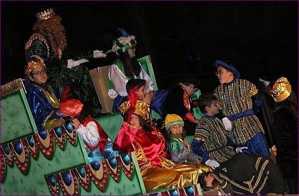 La Cabalgata de los Reyes Magos de Oriente recorre maana (19:00 horas) las principales calles de Totana en la que se van a repartir miles de chuches y golosinas