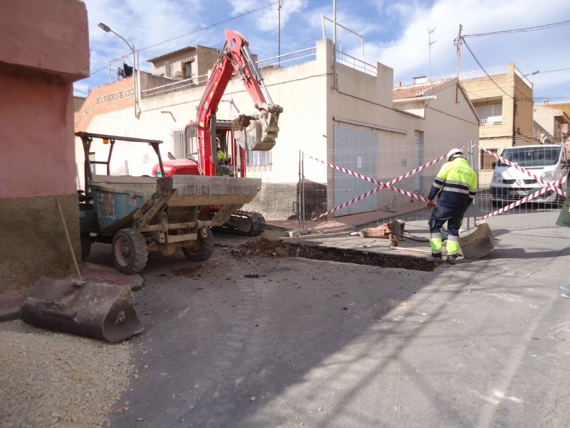 En un plazo de dos semanas estarn finalizadas las obras de renovacin de la red y acometidas de alcantarillado en la calle Extremadura y Callejn de la va Valle del Guadalentn