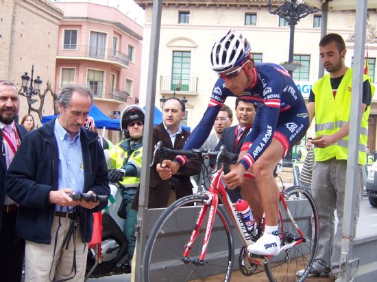 EL CONCEJAL DE DEPORTES ENTREGA EL PREMIO DE LA TERCERA ETAPA DE LA VUELTA A CARTAGENA, AL CORREDOR DEL CAFEMAX, FRANCISCO TORRILLA, EN LA CRONO DISPUTADA DE TOTANA A LA SANTA