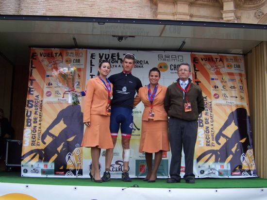 EL CONCEJAL DE DEPORTES ENTREGA EL PREMIO DE LA TERCERA ETAPA DE LA VUELTA A CARTAGENA, AL CORREDOR DEL CAFEMAX, FRANCISCO TORRILLA, EN LA CRONO DISPUTADA DE TOTANA A LA SANTA