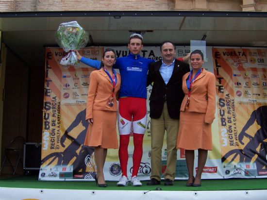 EL CONCEJAL DE DEPORTES ENTREGA EL PREMIO DE LA TERCERA ETAPA DE LA VUELTA A CARTAGENA, AL CORREDOR DEL CAFEMAX, FRANCISCO TORRILLA, EN LA CRONO DISPUTADA DE TOTANA A LA SANTA