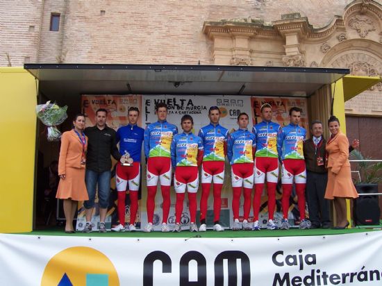EL CONCEJAL DE DEPORTES ENTREGA EL PREMIO DE LA TERCERA ETAPA DE LA VUELTA A CARTAGENA, AL CORREDOR DEL CAFEMAX, FRANCISCO TORRILLA, EN LA CRONO DISPUTADA DE TOTANA A LA SANTA