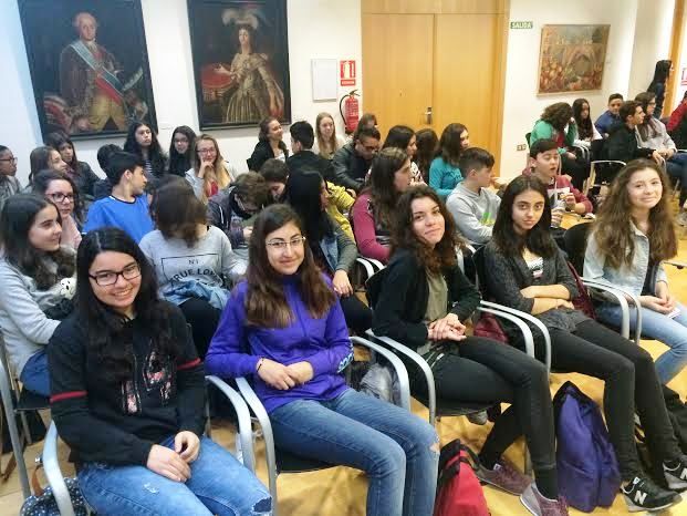 El alcalde recibe a los 53 participantes en el intercambio cultural y pedagógico de alumnos del IES "Prado Mayor" y el Collge Jolimont de Toulouse (Francia)