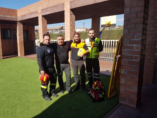 Protección Civil y la comunidad educativa del Colegio "Reina Sofía" participan en un simulacro de incendio para conocer el dispositivo de emergencias ante este tipo de sucesos