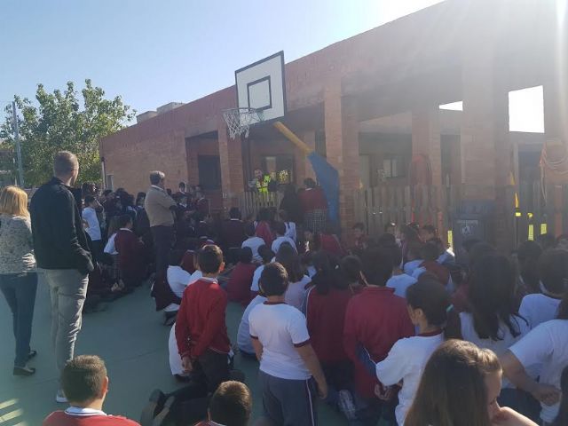 Protección Civil y la comunidad educativa del Colegio "Reina Sofía" participan en un simulacro de incendio para conocer el dispositivo de emergencias ante este tipo de sucesos