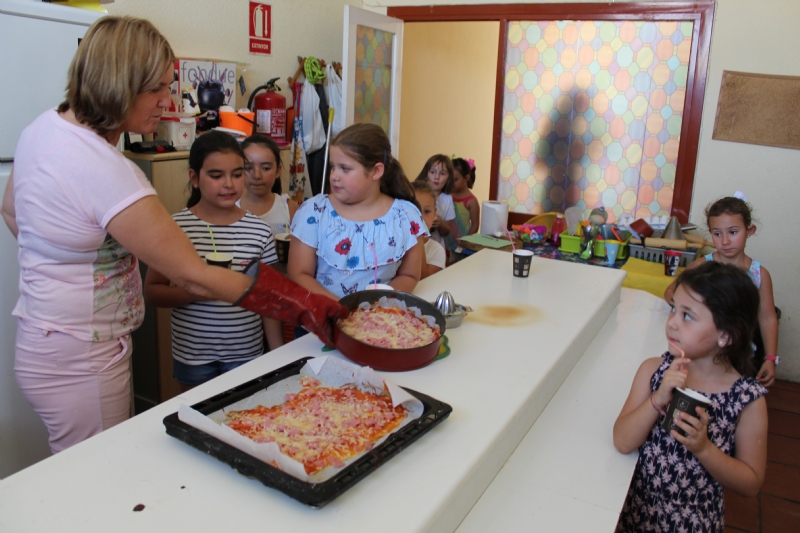 Cerca de una veintena de niños y niñas participan en el Taller de Cocina Creativa y Divertida que se celebra en las cocinas del Centro Sociocultural "La Cárcel"