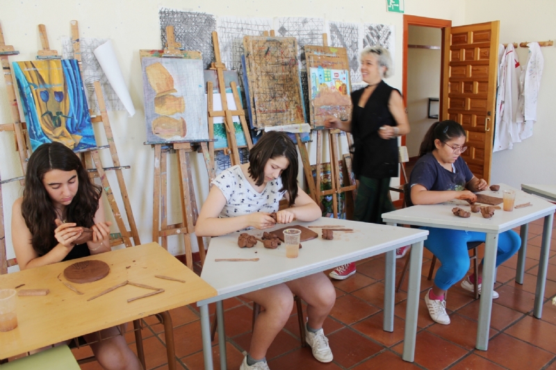 Una decena de jóvenes han participado en el Taller de Artes Plásticas, Pintura y Escultura, organizado en “La Cárcel” dentro del programa “Totana Verano”