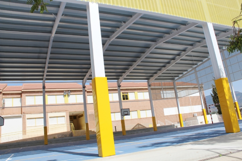 La comunidad educativa del CEIP San Jos podr disfrutar ya de las instalaciones de la nueva pista polideportiva este curso escolar 2019/2020 tras las obras de cubrimiento y cerramiento lateral
