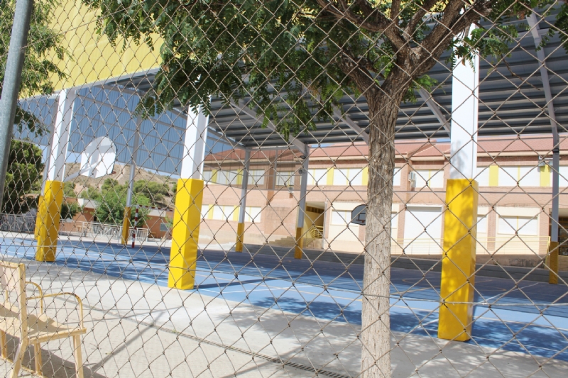 La comunidad educativa del CEIP San Jos podr disfrutar ya de las instalaciones de la nueva pista polideportiva este curso escolar 2019/2020 tras las obras de cubrimiento y cerramiento lateral