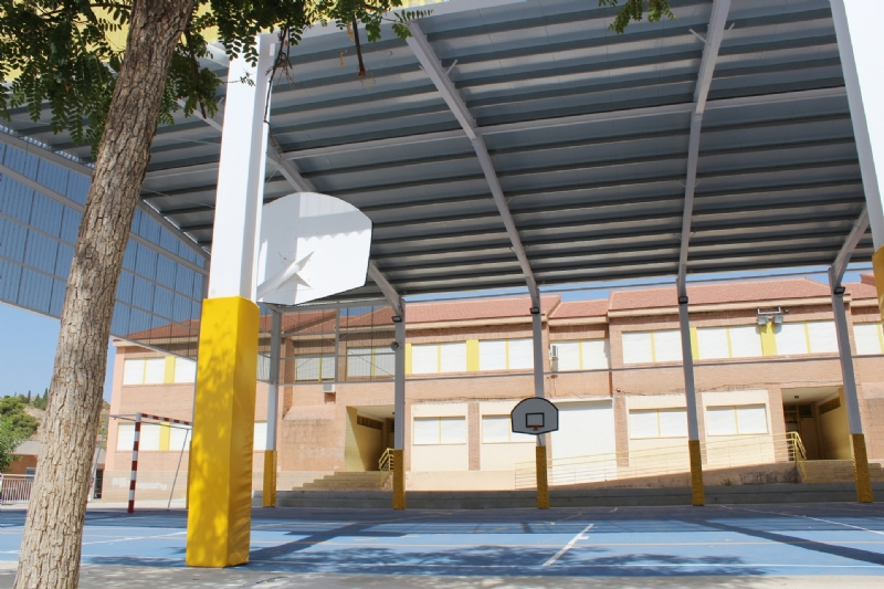 La comunidad educativa del CEIP "San José" podrá disfrutar ya de las instalaciones de la nueva pista polideportiva este curso escolar 2019/2020 tras las obras de cubrimiento y cerramiento lateral