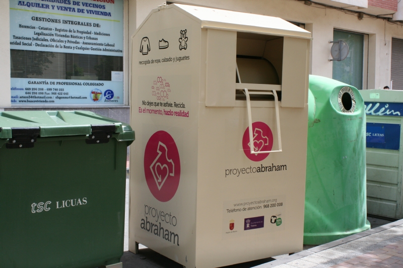 Continúa el servicio de recogida  en la vía pública de ropa usada, calzado y juguetes a beneficio de "Proyecto Abraham"; a través de los 19 contenedores distribuidos por el casco urbano