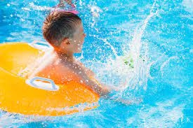 Consumo ofrece recomendaciones antes de comprar juguetes infantiles de baño y playa para evitar accidentes en el agua