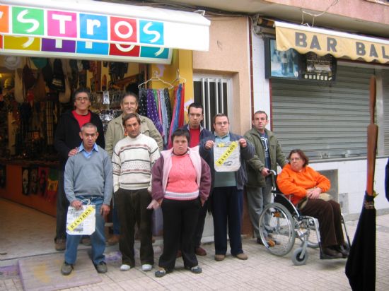 LOS ALUMNOS DEL TALLER DE CARPINTERIA DEL CENTRO OCUPACIONAL "JOSÉ MOYA" ELABORAN BOLSAS DE PAPEL CON MATERIAL REUTILIZADO PARA LOS COMERCIOS