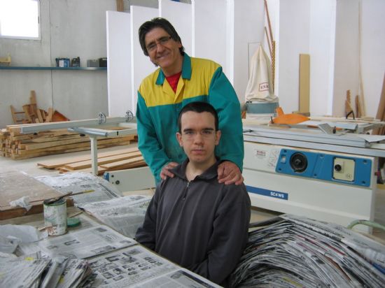 LOS ALUMNOS DEL TALLER DE CARPINTERIA DEL CENTRO OCUPACIONAL "JOSÉ MOYA" ELABORAN BOLSAS DE PAPEL CON MATERIAL REUTILIZADO PARA LOS COMERCIOS