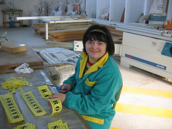 LOS ALUMNOS DEL TALLER DE CARPINTERIA DEL CENTRO OCUPACIONAL "JOSÉ MOYA" ELABORAN BOLSAS DE PAPEL CON MATERIAL REUTILIZADO PARA LOS COMERCIOS