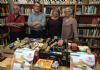 La biblioteca municipal "Mateo García" hace entrega a Cáritas de los alimentos recogidos en su campaña con motivo de las actividades del Día del Libro