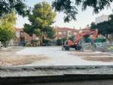 Comienzan las obras de construcción de la cubierta de la nueva pista polideportiva del CEIP Tierno Galván, que finalizarán a principios del próximo curso escolar