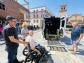 El Ayuntamiento adquiere dos nuevos vehículos adaptados para dar servicio a los usuarios de los Centros de Día para Personas Mayores Dependientes y Personas con Discapacidad, respectivamente 