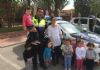 Alumnos de la Escuela Infantil "Clara Campoamor" participan en una actividad para acercar a los más pequeños a los vehículos de seguridad y emergencias