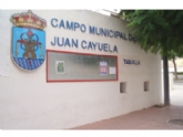 Acuerdan iniciar el contrato para realizar la resiembra del césped natural del estadio municipal "Juan Cayuela"