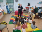 Usuarios de la Escuela Infantil Municipal "Clara Campoamor" disfrutan de actividades de títeres, magia y música con motivo del Día del Libro